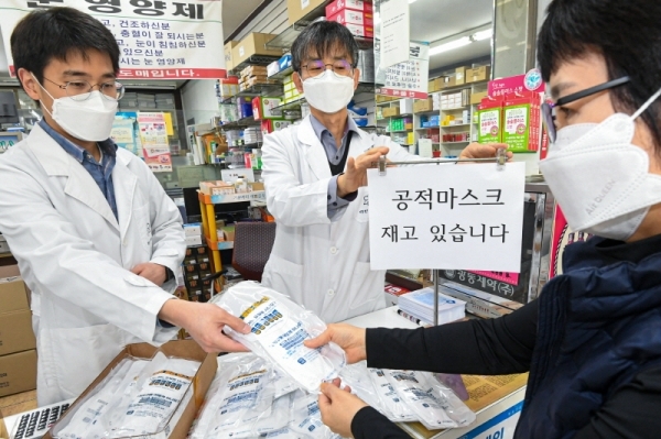 정부가 마스크 5부제를 시행(3월 9일)한지 한 달이 다 돼가는 가운데 코로나19 확산 후 한없이 부족하기만 했던 마스크 공급이 진정세에 접어든 모양새다. 8일 오후 수원시 한 약국에서 시민이 마스크를 구입하고 있다. 수원시내 한 약사는 