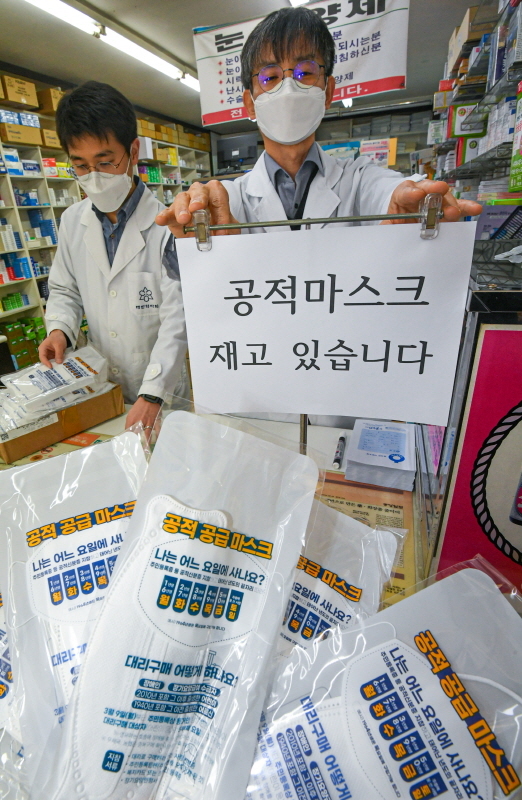 정부가 마스크 5부제를 시행(3월 9일)한지 한 달이 다 돼가는 가운데 코로나19 확산 후 한없이 부족하기만 했던 마스크 공급이 진정세에 접어든 모양새다. 8일 오후 수원시 한 약국에서 시민이 마스크를 구입하고 있다. 수원시내 한 약사는 