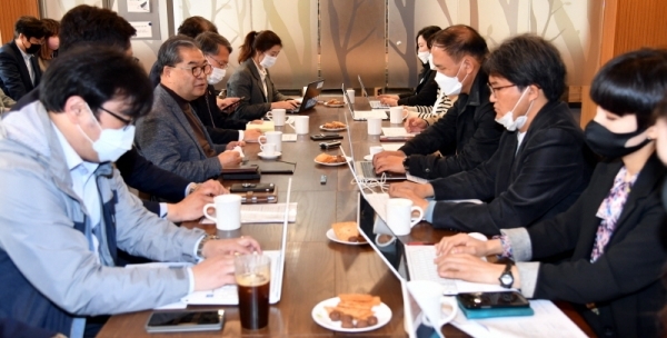 이재정 경기도교육감이 8일 경기도교육청 예그리나에서 열린 간담회에서 코로나19 확산 방지를 위해 중학교 3학년과 고등학교 3학년 학생을 시작으로 9일 실시되는 사상 첫 온라인 개학을 앞두고 원격 수업을 위한 준비 현황 등에 대해 설명하고 있다.전형민기자
