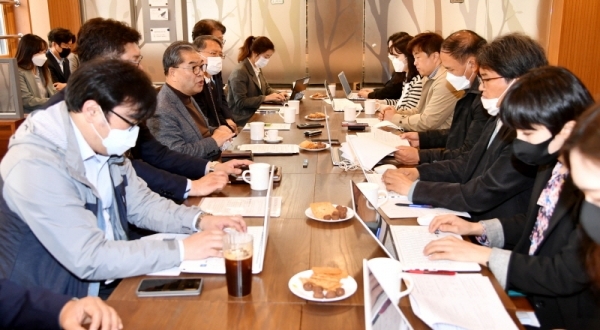 이재정 경기도교육감이 8일 경기도교육청 예그리나에서 열린 간담회에서 코로나19 확산 방지를 위해 중학교 3학년과 고등학교 3학년 학생을 시작으로 9일 실시되는 사상 첫 온라인 개학을 앞두고 원격 수업을 위한 준비 현황 등에 대해 설명하고 있다.전형민기자
