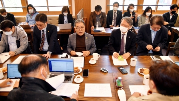 이재정 경기도교육감이 8일 경기도교육청 예그리나에서 열린 간담회에서 코로나19 확산 방지를 위해 중학교 3학년과 고등학교 3학년 학생을 시작으로 9일 실시되는 사상 첫 온라인 개학을 앞두고 원격 수업을 위한 준비 현황 등에 대해 설명하고 있다.전형민기자