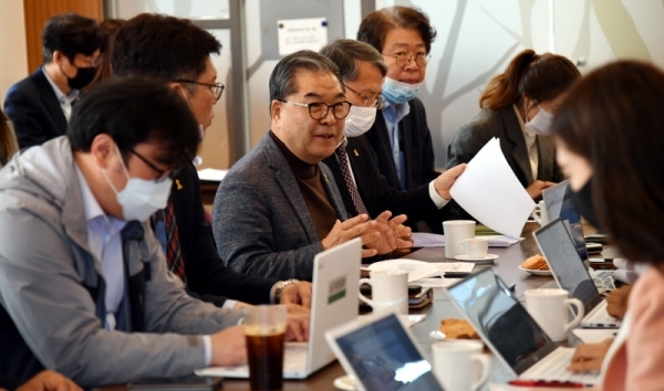 이재정 경기도교육감이 8일 경기도교육청 예그리나에서 열린 간담회에서 코로나19 확산 방지를 위해 중학교 3학년과 고등학교 3학년 학생을 시작으로 9일 실시되는 사상 첫 온라인 개학을 앞두고 원격 수업을 위한 준비 현황 등에 대해 설명하고 있다.전형민기자