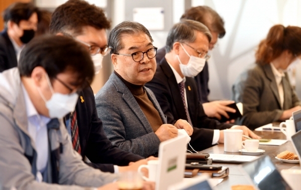 이재정 경기도교육감이 8일 경기도교육청 예그리나에서 열린 간담회에서 코로나19 확산 방지를 위해 중학교 3학년과 고등학교 3학년 학생을 시작으로 9일 실시되는 사상 첫 온라인 개학을 앞두고 원격 수업을 위한 준비 현황 등에 대해 설명하고 있다.전형민기자
