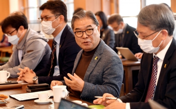 이재정 경기도교육감이 8일 경기도교육청 예그리나에서 열린 간담회에서 코로나19 확산 방지를 위해 중학교 3학년과 고등학교 3학년 학생을 시작으로 9일 실시되는 사상 첫 온라인 개학을 앞두고 원격 수업을 위한 준비 현황 등에 대해 설명하고 있다.전형민기자