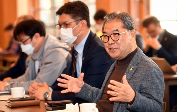 이재정 경기도교육감이 8일 경기도교육청 예그리나에서 열린 간담회에서 코로나19 확산 방지를 위해 중학교 3학년과 고등학교 3학년 학생을 시작으로 9일 실시되는 사상 첫 온라인 개학을 앞두고 원격 수업을 위한 준비 현황 등에 대해 설명하고 있다.전형민기자