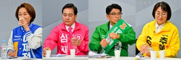 제21대 국회의원선거 안양시 동안구 을 선거구 후보자 토론회가 열린 8일 오후 안양 티브로드 ABC방송에서 (왼쪽부터) 더불어민주당 이재정, 미래통합당 심재철, 민생당 문태환, 정의당 추혜선 후보가 물을 마시며 토론 준비를 하고 있다. 윤원규기자