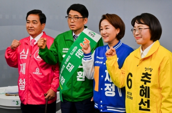 제21대 국회의원선거 안양시 동안구 을 선거구 후보자 토론회가 열린 8일 오후 안양 티브로드 ABC방송에서 (왼쪽부터) 미래통합당 심재철, 민생당 문태환, 더불어민주당 이재정, 정의당 추혜선 후보가 토론을 앞두고 기념촬영을 하고 있다. 윤원규기자