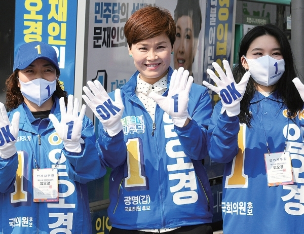 더불어민주당 임오경 후보가 광명전통시장에서 상인들에게 지지를 호소하고 있다.
