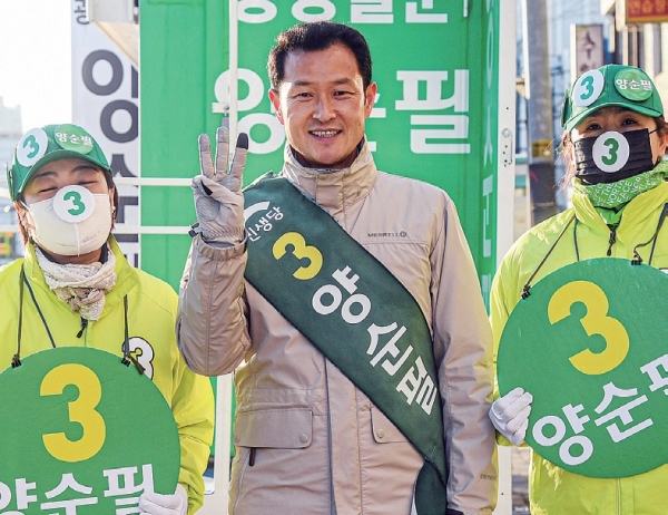 민생당 양순필 후보가 광명동 주택가에서 지지를 호소하고 있다.