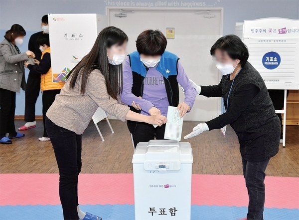 제21대 국회의원선거를 일주일 앞둔 8일 거소투표가 실시된 수원시 소재 장애인거주시설 바다의 별에서 시설 거주 이용인들이 경기도선거관리위원회 직원 등의 도움 속에 소중한 한표를 행사하고 있다. 거소투표란 선거 당일 투표소에 갈 수 없는 유권자들을 대상으로 진행되는 부재자 투표 제도이다. 김시범기자