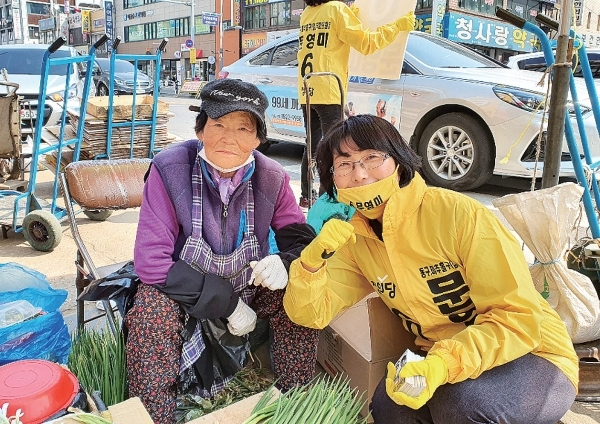 정의당 문영미 후보가 노점상인과 기념촬영을 하고 있다.