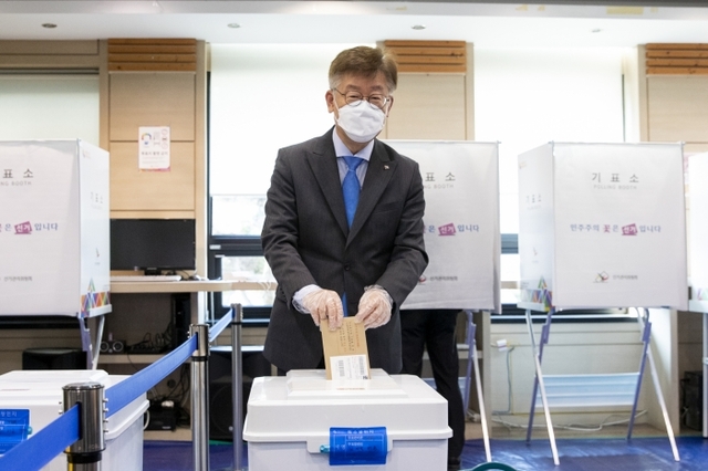 ▲ 이재명 경기도지사가 10일 오전 수원시가족여성회관의 사전투표소에서 제21대 국회의원 선거에 대한 사전투표를 하고 있다.