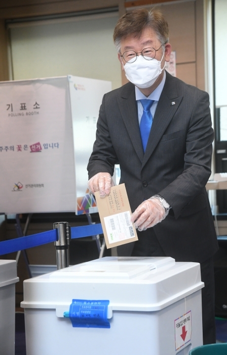 ▲ 제21대 국회의원 선거 사전투표가 시작된 10일 오전 수원시 팔달구 매교동사전투표소에서 이재명 경기도지사가 투표를 하고 있다.조주현기자