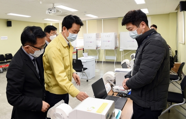 ▲ 국회의원선거 사전투표소 현장 점검(황범순 의정부시 부시장).