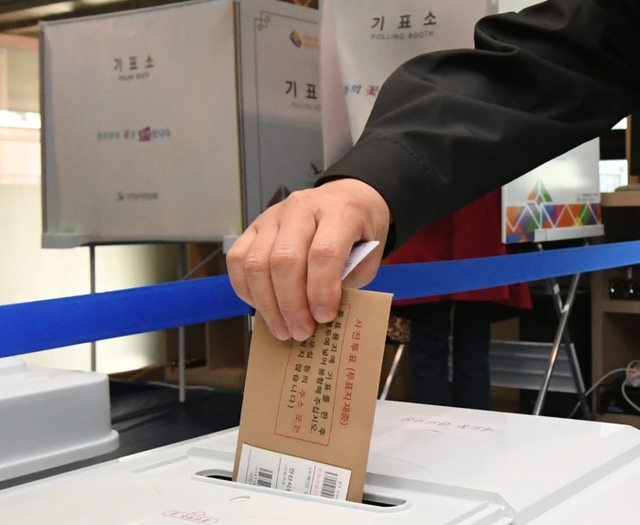 ▲ 제21대 국회의원 선거 사진투표 첫날인 10일 오전 수원시 팔달구 매교동사전투표소에서 유권자들이 투표를 하고 있다.조주현기자