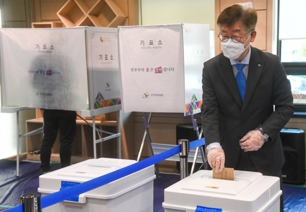 제21대 국회의원 선거 사전투표가 시작된 10일 오전 이재명 경기도지사가 수원시가족여성회관 사전투표소에서 투표를 하고 있다. 조주현 기자