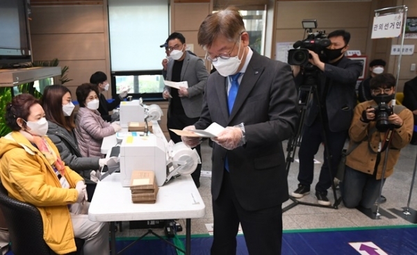 제21대 국회의원선거 사전투표가 시작된 10일 오전 수원시 팔달구 수원시가족여성회관 사전투표소에서 이재명 경기도지사가 투표용지를 수령하고 있다. 조주현 기자