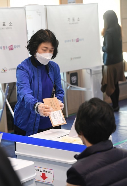 제21대 국회의원 선거 사진투표 첫날인 10일 오전 수원시 팔달구 매교동사전투표소에서 유권자들이 투표를 하고 있다. 조주현 기자