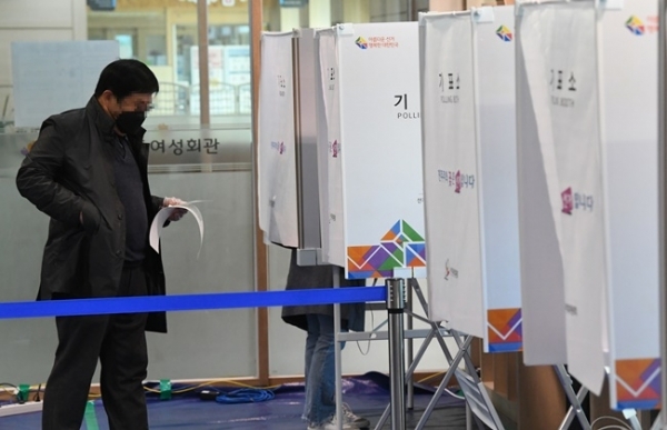 제21대 국회의원 선거 사진투표 첫날인 10일 오전 수원시 팔달구 매교동사전투표소에서 유권자들이 투표를 하고 있다. 조주현 기자