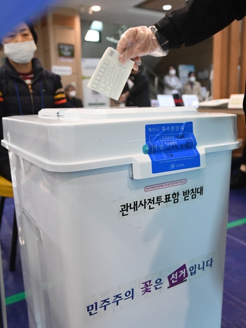 제21대 국회의원 선거 사진투표 첫날인 10일 오전 수원시 팔달구 매교동사전투표소에서 유권자들이 투표를 하고 있다. 조주현 기자