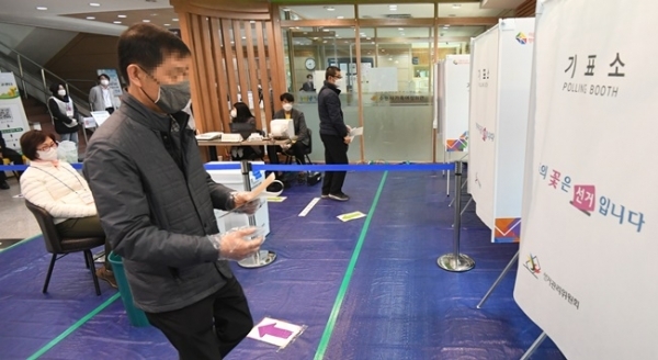 제21대 국회의원 선거 사진투표 첫날인 10일 오전 수원시 팔달구 매교동사전투표소에서 유권자들이 투표를 하고 있다. 조주현 기자