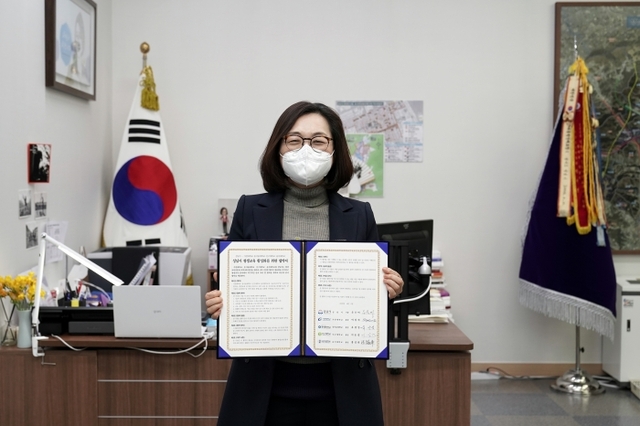 ▲ 가천대, 동서울대, 신구대, 을지대와 관학협력 평생교육 공동협력을 체결한 은수미 성남시장이 지난 9일 시장 집무실에서 양해각서를 들고 기념사진을 촬영하고 있다. 성남시