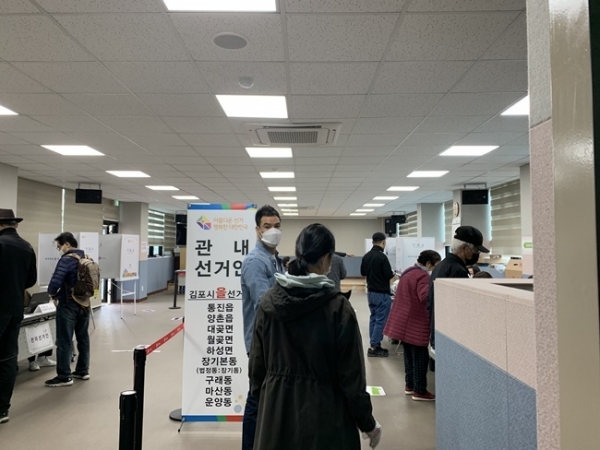 4.15총선 사전투표 첫날인 10일 김포의 한 행정복지센터에서 유권자들이 일정 거리를 두고 투표 순서를 기다리는 모습. 정금민 기자