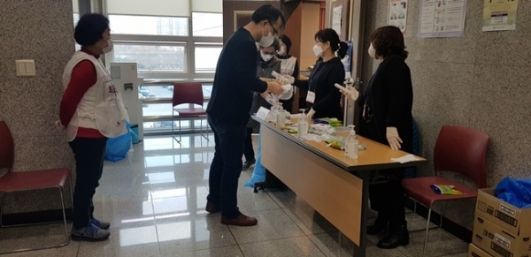 4.15총선 사전투표 첫날인 10일 수원 화서2동 행정복지센터에서 선거사무원들이 유권자를 대상으로 발열 체크를 하고 있다. 이연우 기자