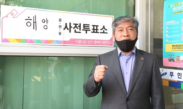 제21대 국회의원 선거 사전투표를 마친 뒤 포즈를 취하고 있는 송한준 의장.