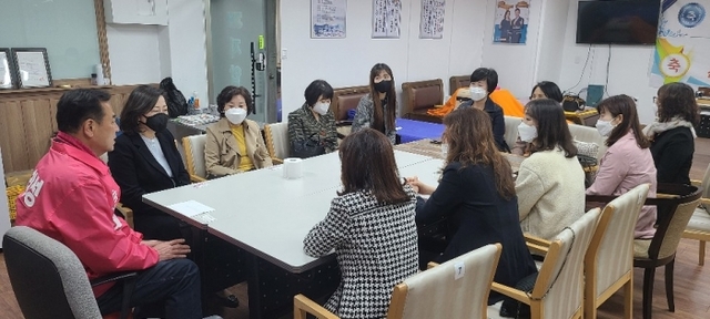 미래통합당 이창성 후보가 경기도 영유아 단체 회원들과 만나 지역 보육 정책에 대해 이야기를 나누고 있다.