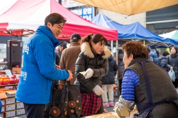 박상혁 후보가 유세지역에서 주민들을 만나고 있다.