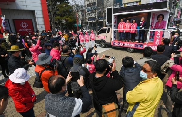 미래통합당 김종인 총괄선대위원장이 11일 경기도 안산시 단원구 선부광장1로에서 열린 안산 지역 후보 지원 유세에서 후보들과 유세차에 올라 유권자들에게 지지를 호소하고 있다. 조주현 기자