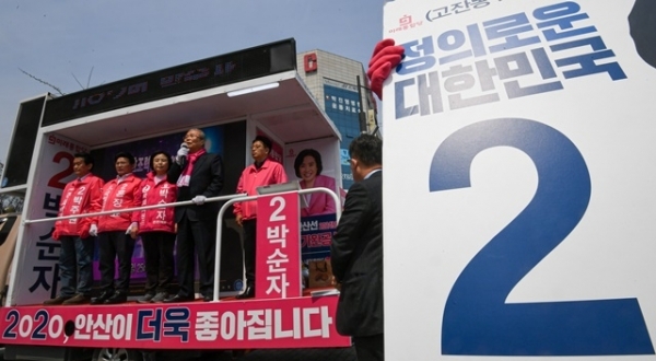 미래통합당 김종인 총괄선대위원장이 11일 경기도 안산시 단원구 선부광장1로에서 열린 안산 지역 후보 지원 유세에서 후보들과 유세차에 올라 유권자들에게 지지를 호소하고 있다. 조주현 기자