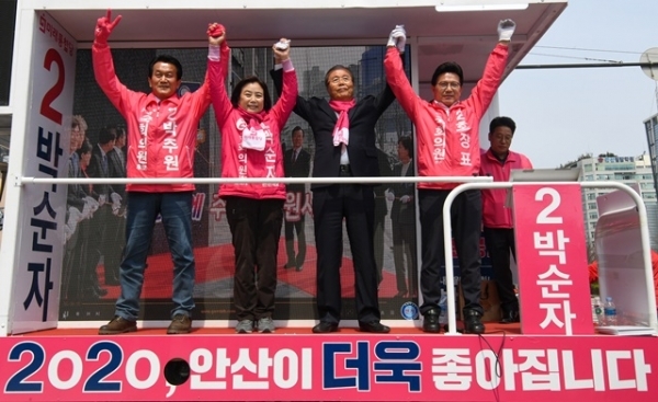 미래통합당 김종인 총괄선대위원장이 11일 경기도 안산시 단원구 선부광장1로에서 열린 안산 지역 후보 지원 유세에서 후보들과 유세차에 올라 유권자들에게 지지를 호소하고 있다. 조주현 기자