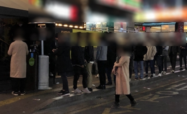 ▲ 12일 0시께 수원시 인계동의 한 클럽형 업소를 이용하고자 찾은 손님들이 길게 줄을 선 채 입장할 차례를 기다리고 있다. 장희준기자