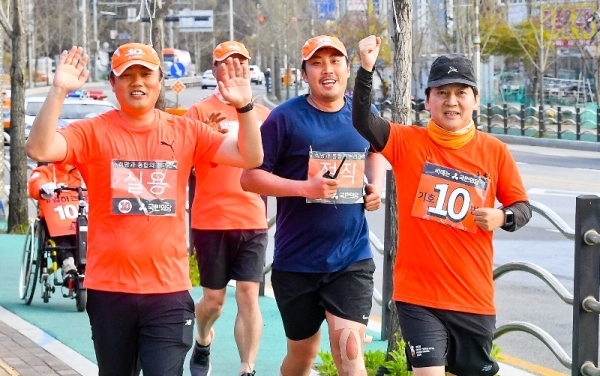 안철수 국민의당 대표가 4·15 국회의원 총선을 앞두고 국토 종주 중 경기도에 도착한 12일 오후 비례대표 후보자들과 함께 오산시내를 달리고 있다. 윤원규기자