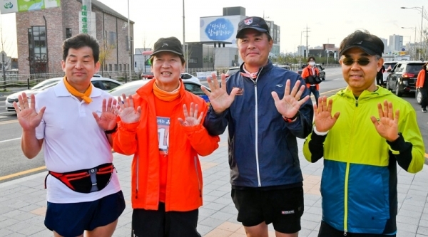 안철수 국민의당 대표가 4·15 국회의원 총선을 앞두고 국토 종주 중 경기도에 도착한 12일 오후  오산 외삼미소공원에 도착후 지지자들과 기념촬영을 하고 있다. 윤원규기자