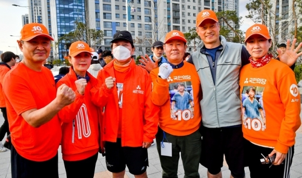 안철수 국민의당 대표가 4·15 국회의원 총선을 앞두고 국토 종주 중 경기도에 도착한 12일 오후  오산 외삼미소공원에 도착후 지지자들과 기념촬영을 하고 있다. 윤원규기자