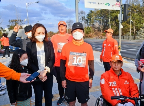 안철수 국민의당 대표가 4·15 국회의원 총선을 앞두고 국토 종주 중 경기도에 도착한 12일 오후  오산 외삼미소공원에 도착후 경기도에 도착한 소감을 말하고 있다. 윤원규기자