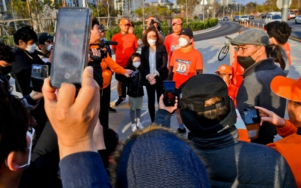 안철수 국민의당 대표가 4·15 국회의원 총선을 앞두고 국토 종주 중 경기도에 도착한 12일 오후  오산 외삼미소공원에 도착후 경기도에 도착한 소감을 말하고 있다. 윤원규기자