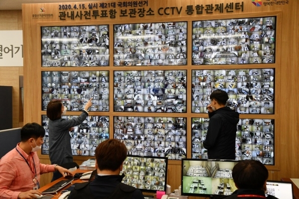 제21대 국회의원선거 사전투표가 마무리 된 가운데 12일 과천 중앙선거관리위원회 관내사전투표함 보관장소 CCTV 통합관제센터에서 관계자들이 보관된 사전투표함을 감시하고 있다. 선관위는 이번 사전투표에서 총 4399만4247명의 선거인 중 1174만2677명이 참여해 총선 중 역대 최고치인 26.69%를 기록했다고 밝혔다. 김시범기자