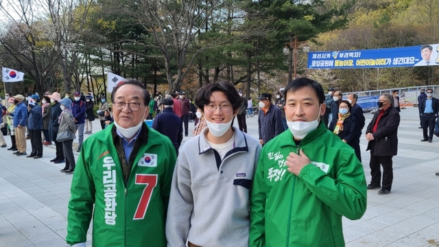 ▲ 우리공화당 서청원 상임선대위원장이 3대가 함께하는 선거 유세지원을 펼쳐 시선을 모으고 있다.(서청원 상임선대위원장실 제공)