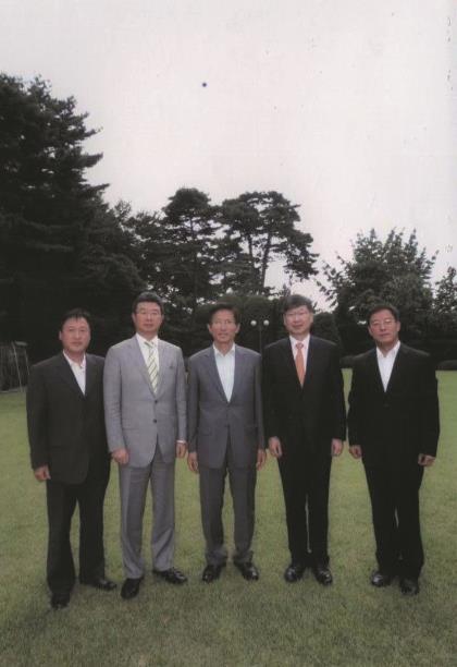 왼쪽부터 당시 안기영 보좌관, 구본걸 LF 회장, 김문수 경기지사, 김유일 LF 개발 대표, 김준호 경기도 산업정책과장