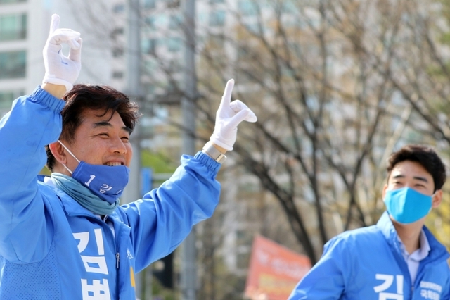 ▲ 더불어민주당 김병욱 성남 분당을 후보가 최근 중앙공원 인근에서 유세활동을 하고 있다.
