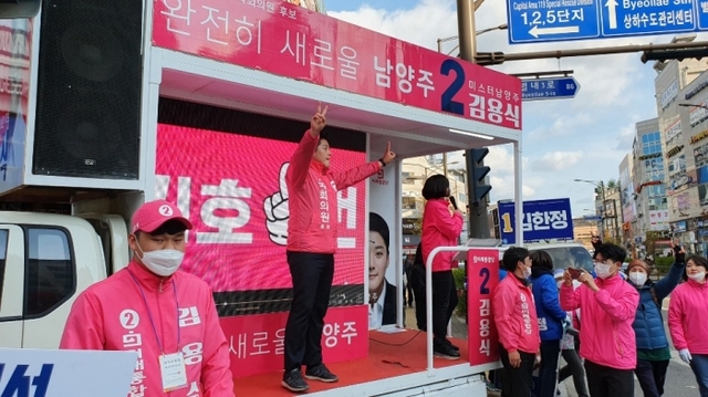 김용식 후보가 주민들을 만나고 있다.