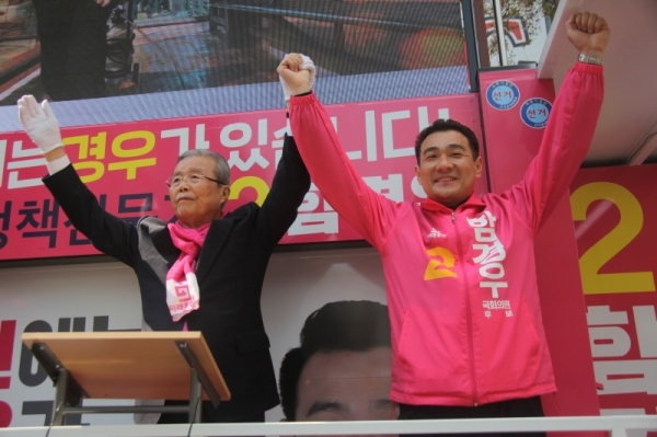 미래통합당 함경우 고양을 국회의원 후보가 지난 10일 덕양구에서 김종인 총괄선대위원장과 선거유세에 나선 모습.사진=함경우 캠프