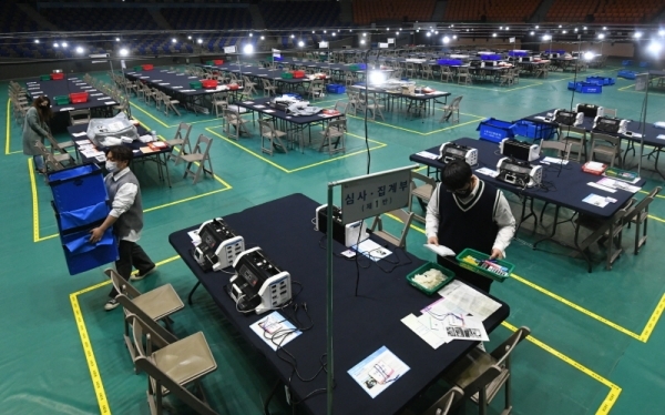 13일 오후 수원종합운동장 실내체육관에서 장안구선거관리위원회 관계자들이 제21대 국회의원선거 개표소 설치작업을 하고 있다.조주현기자
