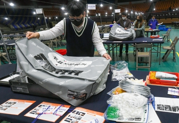 13일 오후 수원종합운동장 실내체육관에서 장안구선거관리위원회 관계자들이 제21대 국회의원선거 개표소 설치작업을 하고 있다.조주현기자