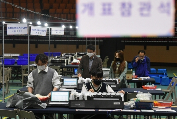 13일 오후 수원종합운동장 실내체육관에서 장안구선거관리위원회 관계자들이 제21대 국회의원선거 개표소 설치작업을 하고 있다.조주현기자