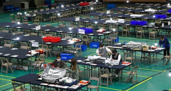 13일 오후 수원종합운동장 실내체육관에서 장안구선거관리위원회 관계자들이 제21대 국회의원선거 개표소 설치작업을 하고 있다.조주현기자
